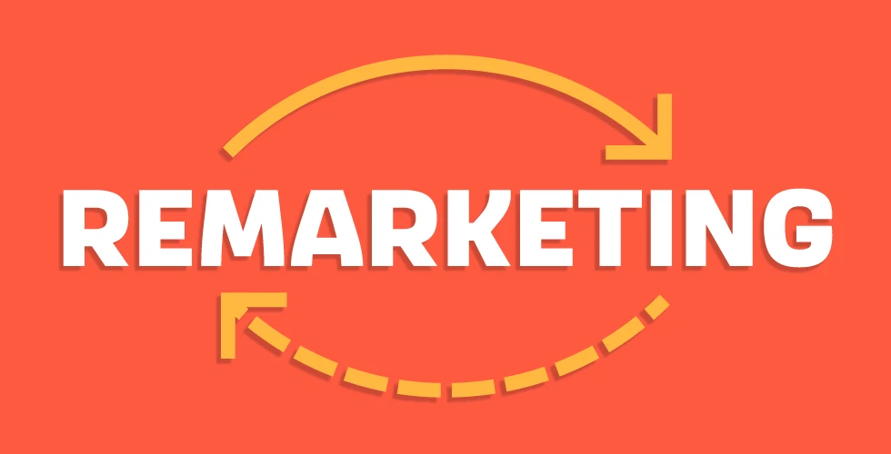 Palabra «Remarketing» rodeada por dos flechas en círculo sobre fondo rojo