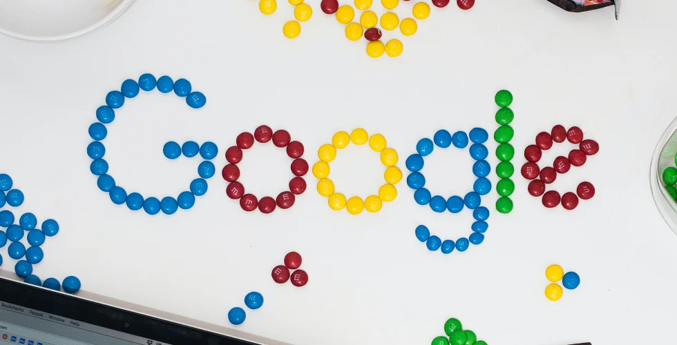 Logotipo de Google formado con caramelos de colores sobre una mesa blanca